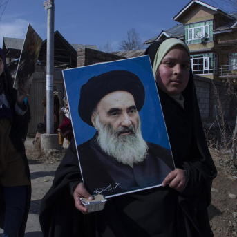 Imagen de una adolescente con un retrato del ayatolá Alí Sistani, la máxima autoridad religiosa chií en Irak. Europa Press/Contacto/Adil Abass Imagen de una adolescente con un retrato del ayatolá Alí Sistani, la máxima autoridad religiosa chií en Irak. Europa Press/Contacto/Adil Abass