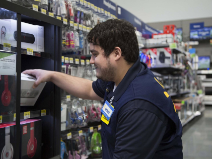 Un trabajador de Walmart. WALMART