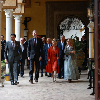 El Rey recorre el Palacio de Dueñas junto a Eugenia Martínez de lrujo, la menor de los hijos de Cayetana de Alba, para visitar la exposición dedicada al nacimiento de la Duquesa. ROCIO RUZ-EUROPA PRESS