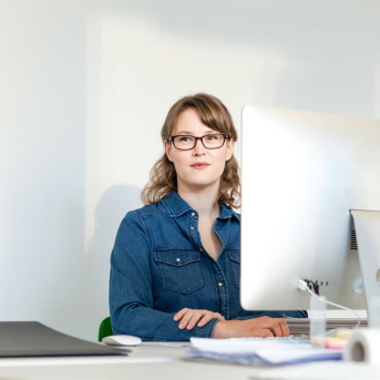 Mujer ante un ordenador IMAGE SOURCE/LILLY BLOOM / ZUMA PRESS / CONTACTOPH