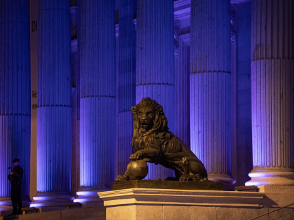 La fachada del Congreso de los Diputados iluminada de color morado, a 25 de noviembre de 2023, en Madrid |Alejandro Martínez Vélez  