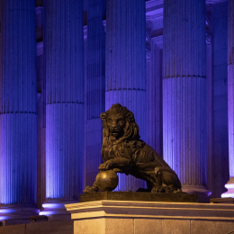 La fachada del Congreso de los Diputados iluminada de color morado, a 25 de noviembre de 2023, en Madrid |Alejandro Martínez Vélez  
