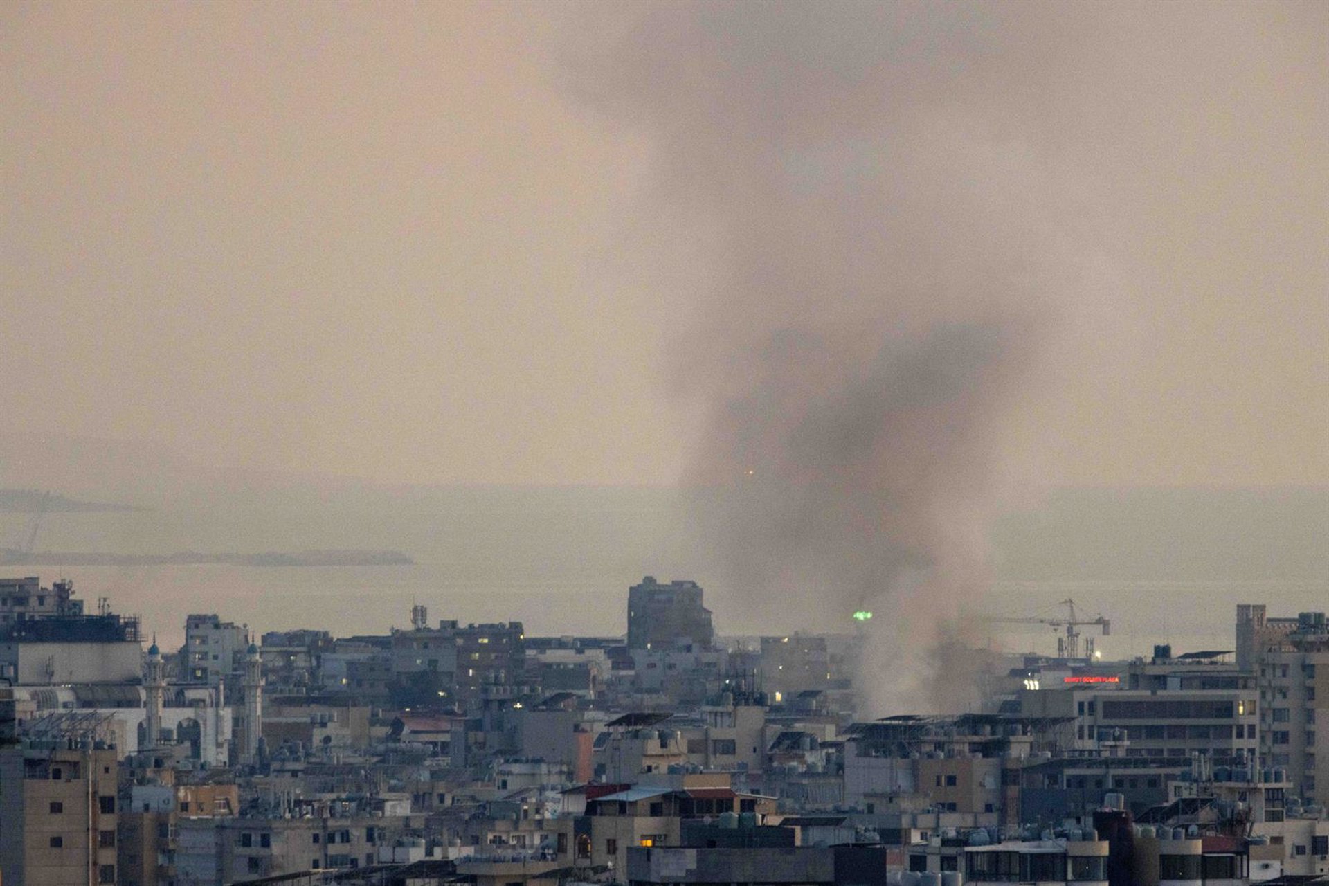 Columna de humo tras un bombardeo del Ejército de Israel contra la capital de Líbano, Beirut, el 3 de marzo de 2026 (archivo) Europa Press/Contacto/Daniel Carde