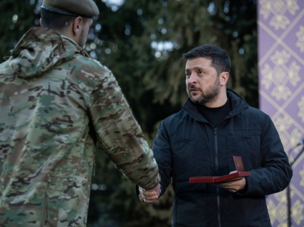 El presidente ucraniano, Volodimir Zelenski, con un soldado. Europa Press/Contacto/PRESIDENT OF UKRAINE
