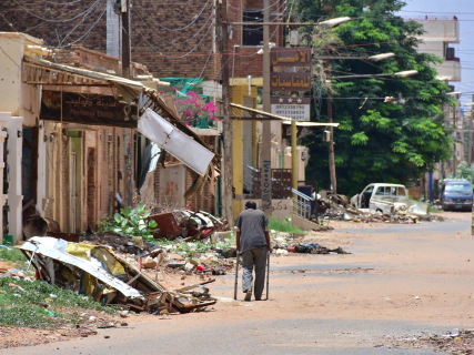 Fotografía de archivo de un hombre en una calle de Sudán, en medio de la guerra entre el Ejército y las paramilitares Fuerzas de Apoyo Rápido (RSF) Mudathir Hameed/dpa