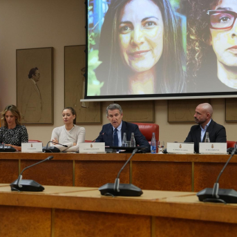 Alberto Núñez Feijóo, en la Jornada organizada por el PP, 'Mujeres Libres'. La primera persona por la izquierda es Masif Alinejad, víctima del régimen iraní. Foto: Ángel García.