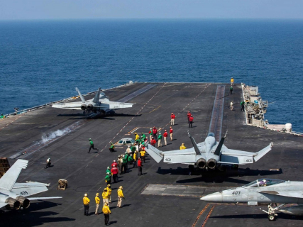 Aviones de combate sobre el portaaeronaves 'USS Abraham Lincoln' CENTCOM