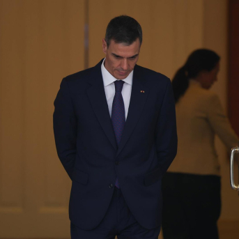 El presidente del Gobierno, Pedro Sánchez, antes de recibir al Gran Duque Guillermo V, en el Palacio de la Moncloa, a 5 de marzo de 2026, en Madrid (España). Alejandro Martínez Vélez - Europa Press