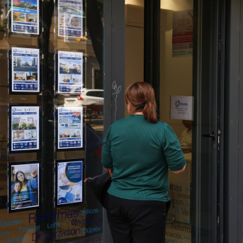 Escaparate de una inmobiliaria Marta Fernández Jara - Europa Press