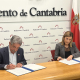 La presidenta de Cantabria, María José Sáenz de Buruaga, y el secretario general del PRC, Miguel Ángel Revilla, firman el acuerdo para los Presupuestos Generales de 2025 en foto de archivo EUROPA PRESS