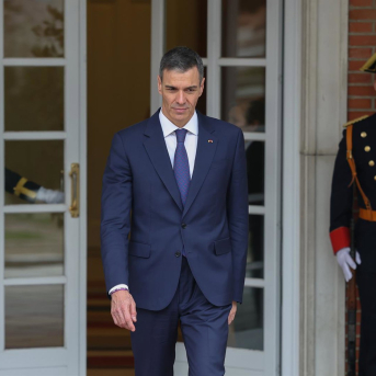 El presidente del Gobierno, Pedro Sánchez, antes de recibir al Gran Duque Guillermo V, en el Palacio de la Moncloa, a 5 de marzo de 2026, en Madrid (España). Alejandro Martínez Vélez - Europa Press