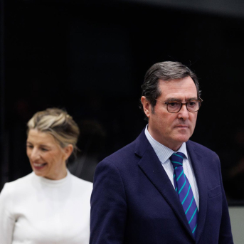 La vicepresidenta segunda y ministra de Trabajo y Economía Social, Yolanda Díaz, y el presidente de la CEOE, Antonio Garamendi, en una imagen de archivo Eduardo Parra - Europa Press