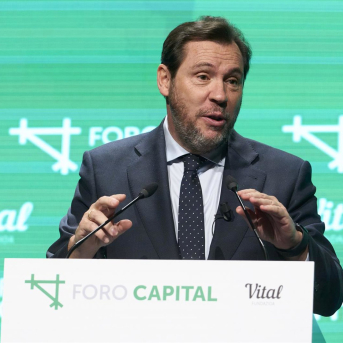 El ministro de Transportes y Movilidad Sostenible, Óscar Puente, durante el III Foro Capital, en el Centro Cultural de Arkabia, a 6 de marzo de 2026, en Vitoria-Gasteiz, Álava, País Vasco (España). Carlos González - Europa Press