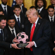 Messi recoge el galardón de Trump, este jueves.