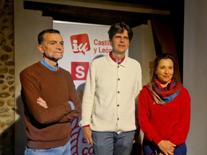 El candidato de la coalición En Común (IU-Sumar-Verdes Equo) a la Presidencia de la Junta, Juan Gascón (centro), junto al coordinador federal de IU, Antonio Maíllo, en un acto electoral en el Palacio del Conde Luna de la capital leonesa. EUROPA PRESS