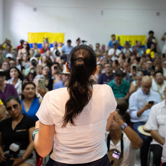 La excandidata de Revolución Ciudadana Luisa González frente a seguidores en Madrid.  Europa Press/Contacto/Ignacio Lopez Isasmendi