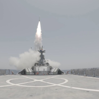 Imagen de archivo de ensayos de misiles de la Guardia Revolucionaria de Irán en el estrecho de Ormuz  Europa Press/Contacto/Sepahnews