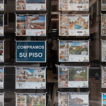 Anuncios de viviendas en venta en una inmobiliaria Tomàs Moyà - Europa Press