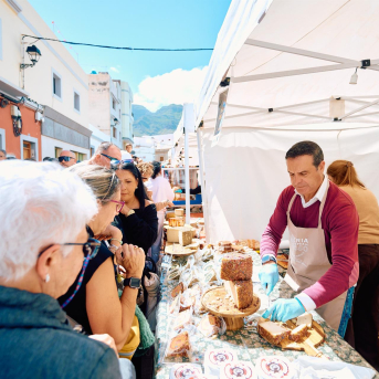 Éxito total y quesos agotados en el arranque de la Feria Europea del Queso en La Aldea