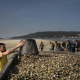 Marisacadores recogen el marisco muerto en la playa del Testal, a 4 de marzo de 2026, en Noia, La Coruña, Galicia (España).  Elena Fernández - Europa Press