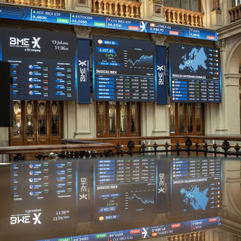 Paneles con índices bursátiles en el Palacio de la Bolsa de Madrid. Gabriel Luengas - Europa Press