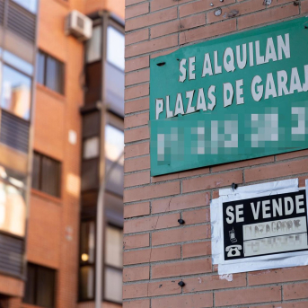 Un cartel de alquiler de plazas de garaje Eduardo Parra - Europa Press
