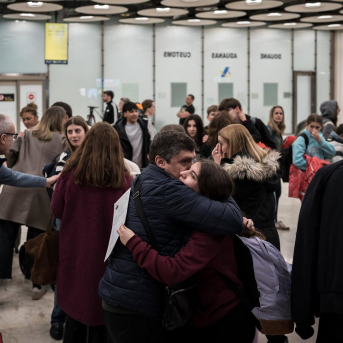 Los primeros españoles evacuados de Oriente Próximo llegan a la Terminal T4 del Aeropuerto Adolfo Suárez Madrid-Barajas, a 3 de marzo de 2026 Diego Radamés - Europa Press
