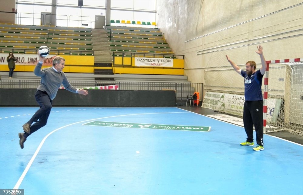 El líder del PP, Alberto Núñez Feijóo, jugando al balonmano en su visita a Nava de la Asunción (Segovia) | Europa Press