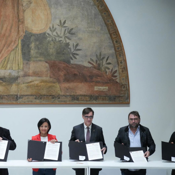 Momento de la firma con el presidente Salvador Illa; Belén López (CC.OO.); Camil Ros (UGT);  y los secretarios generales Eduardo Núñez (CC.OO) y José Luis Fernández (UGT) DAVID ZORRAKINO - EUROPA PRESS