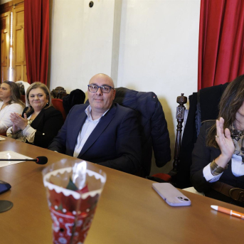 La hasta ahora concejal de Igualdad de Pinos Puente, Margarita Álvarez, a la derecha del alcalde, Iván Fernández, en el pleno de moción de censura del pasado 18 de diciembre Álex Cámara - Europa Press