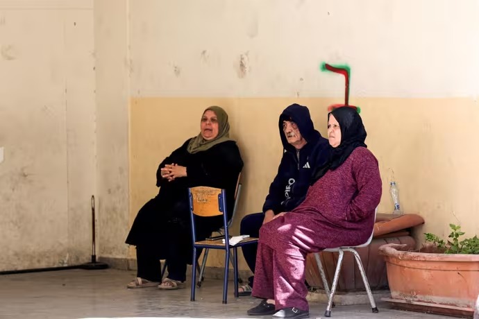 Personas desplazadas desde el sur de Líbano descansan en una escuela de Beirut | Europa Press