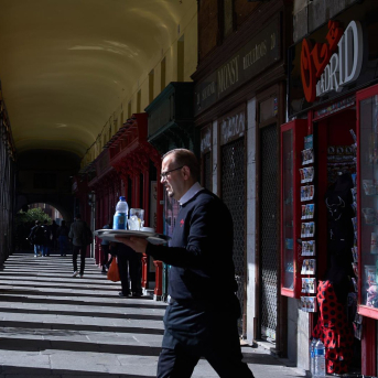 Un camarero durante su jornada laboral Jesús Hellín - Europa Press