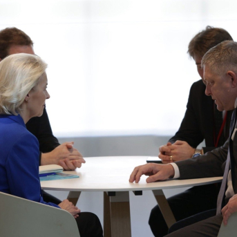 La presidenta de la Comisión Europea, Ursula von der Leyen, con el primer ministro de Eslovaquia, Robert Fico, en París COMISIÓN EUROPEA