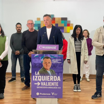 El candidato de Podemos Andalucía, Juan Antonio Delgado, este martes en la presentación de la marca electoral Podemos-Alianza Verde para las elecciones andaluzas. PODEMOS ANDALUCÍA