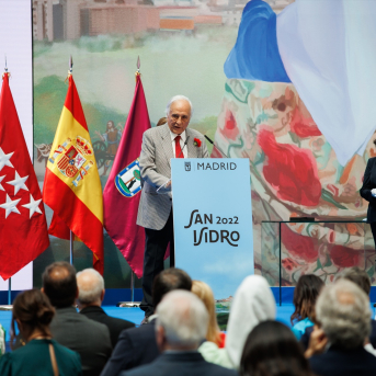 El periodista Raúl del Pozo agradece la medalla recibida de Madrid durante el acto de entrega de las medallas de Honor, Oro y Plata durante la Festividad de San Isidro, a 15 de mayo de 2022 | Alejandro Martínez