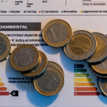 Varias monedas sobre una factura, a 9 de enero de 2025, en Madrid (España).  Ricardo Rubio - Europa Press