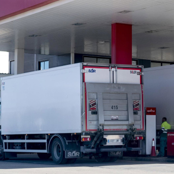 Un camión reposta en una gasolinera Alberto Ortega - Europa Press