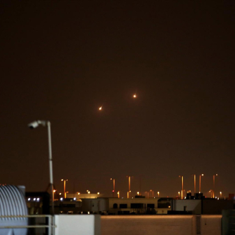 El Ejército de Qatar intercepta misiles lanzados desde Irán en el cielo de Doha. Stringer/dpa