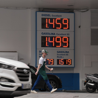 Cartel de precios en una gasolinera, a 4 de marzo de 2026 | Europa Press