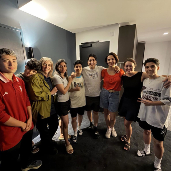 Integrantes de la delegación de la selección iraní femenina de fútbol en un hotel de Brisbane, Australia, tras recibir visados humanitarios para quedarse en el país en lugar de regresar a Irán TONY BURKE EN X