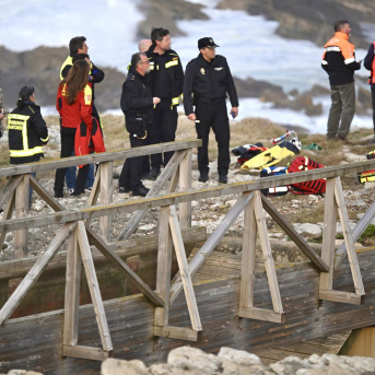 Servicios de emergencias junto a la pasarela de El Bocal que colapsó el martes 3 de marzo, causando la muerte a seis jóvenes que se encontraban sobre ella que cayeron al mar y a las rocas Nacho Cubero - Europa Press