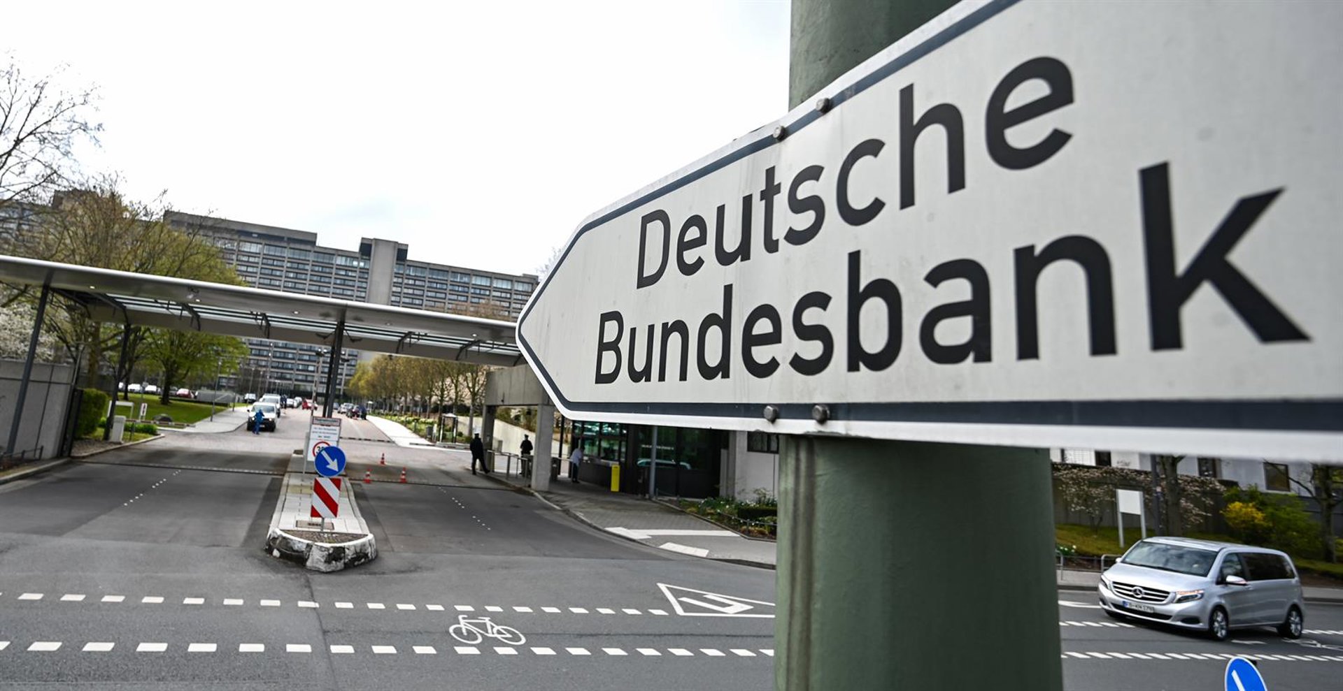 FILED - 19 April 2021, Hessen, Frankfurt_Main: A sign reading "Deutsche Bundesbank" is seen in front of the main gate of the Deutsche Bundesbank's headquarters. Photo: Arne Dedert/dpa Arne Dedert/dpa