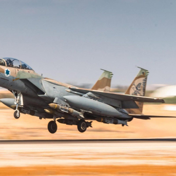 Un avión de combate F-15 israelí despegando para bombardear objetivos hutíes en Hodeida, Yemen FUERZAS ARMADAS DE ISRAEL Un avión de combate F-15 israelí despegando para bombardear objetivos hutíes en Hodeida, Yemen FUERZAS ARMADAS DE ISRAEL