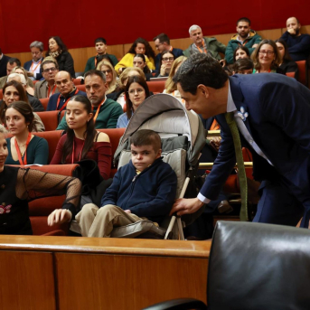 Moreno confirma que el SAS dará acceso a un innovador tratamiento para la piel de mariposa tras reunirse con el niño Leo