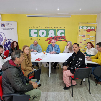 IU se reúne con el mundo rural para afrontar la crisis que golpea al campo andaluz IU se reúne con el mundo rural para afrontar la crisis que golpea al campo andaluz