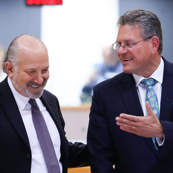 El secretario de Comercio de EEUU, Howard Lutnick  (I), y el comisario de Comercio, Maros Sefcovic, conversan en los márgenes de una reunión de ministros de Comercio de la UE en Brsuelas. FRANCOIS LENOIR / EUROPEAN COUNCIL