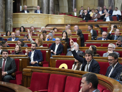 El Parlament insta al Govern a eliminar las guardias médicas obligatorias de 24 horas