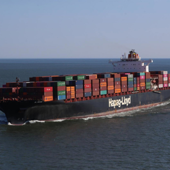 El portacontenedores 'Al Bahia', de la naviera alemana Hapag-Lloyd y con bandera de Liberia, a su entraad al puerto de Nueva York, en Estados Unidos (archivo) Europa Press/Contacto/Christopher Drost