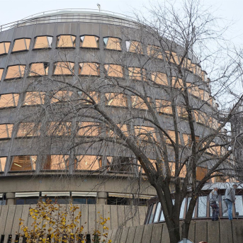 La sede del Tribunal Constitucional el día que se celebra el Pleno extraordinario del Tribunal Constitucional (TC), a 19 de diciembre de 2022, en Madrid (España). Jesús Hellín - Europa Press