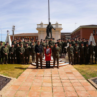 Margarita Robles (centro), durante su visita a la Brigada 'Guzmán el Bueno' X en su base de Cerro Muriano (Córdoba). MINISTERIO DE DEFENSA